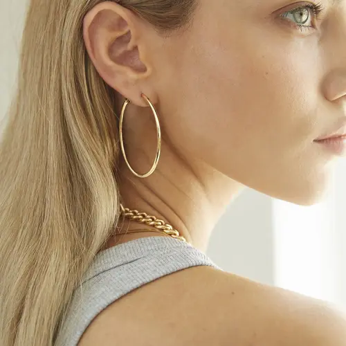 VENOCO Metal Hoop Earrings for Women - Dainty Luxury Gold-Tone Earrings with Graduated Curvature, Ideal Gift for Family & Friends, Dainty Gold-Tone Earrings