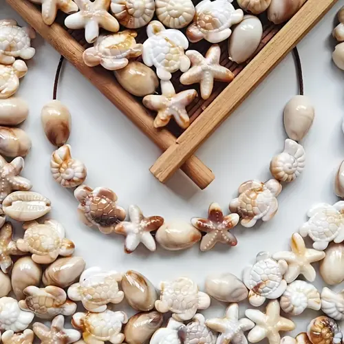 60Pcs 4-Style Mixed Sea Shell Beads, Bead Assortment, Beads Set, Beads And Accessories, Bohemian Vacation Style Fade-Resistant Acrylic DIY Beading Accessories, Beads For Crafts, with Realistic Shapes, Perfect for Vacation & Daily Wear, DIY Jewelry Making