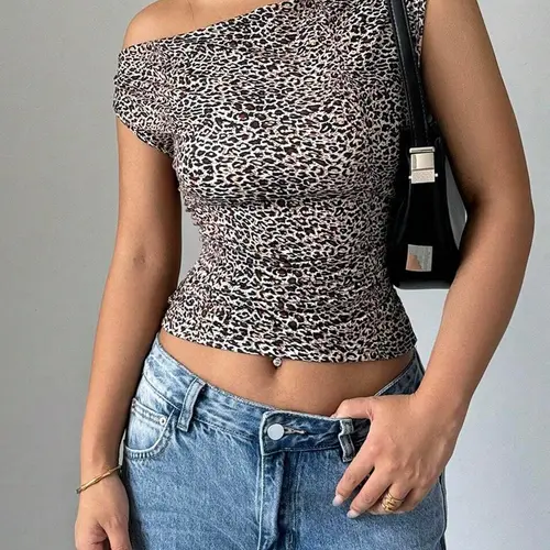 Women's Leopard Print Crop Tee Top, Casual Cropped Top, Casual Asymmetrical Neck Slim Fit T-shirt Casual Tops for Daily Wear, Ladies Clothes for All Seasons Summer, Womenswear Streetwear