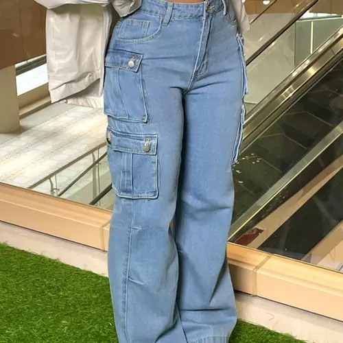 [Plus Size] Flap Pocket Button Cargo Jeans, Fashion Casual Light Wash Denim Straight Leg Trousers Pants for Daily Outdoor Wear, Women Plus Clothing for All Seasons