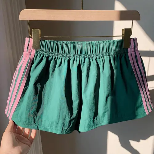 Women's Summer Sporty Colorblock Shorts, Fitted Elastic Waist, Casual Unlined Fabric, Trendy Four Seasons Vacation Style