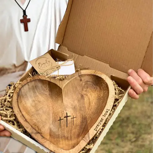 Wooden Heart Shaped Prayer Bowl with 24 Prayer Cards, Handcrafted Vintage Prayer Bowl with Cross & Letter Pattern, Religious Decorations for Home Living Room Bedroom Church, Christian Ornaments, Home Decor, Hand Engraved Easter Sunday Gifts Father's Day