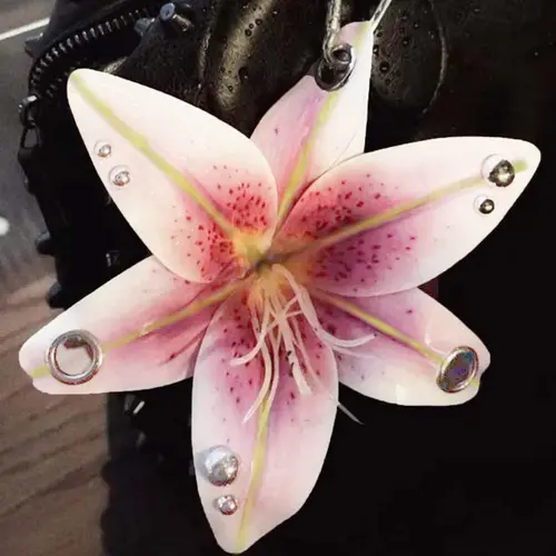 Valentine's Day gift, Keychain Cute, personalized flower keychain, Keychain For Bags, pink lily print rivet decoration bag pendant, sweet and cool style, simulated flower key mobile phone pendant, personalized multifunctional bag pendant