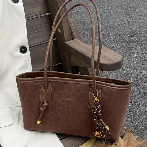 Leopard print tote bag, casual versatile one-shoulder handbag, one-shoulder commuter bag, paired with exquisite pendants, suitable for dating, shopping occasions, Embossed Bag, Handbag Shoulder Purse, Shoulder Bags