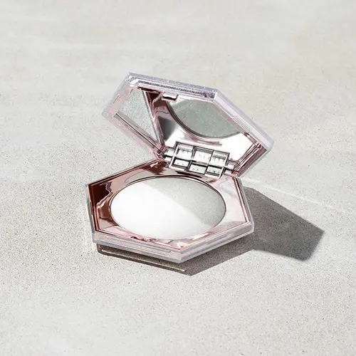 Fenty Beauty Diamond Bomb All-Over Diamond Veil — How Many Carats?! — Shimmer Highlighter — Pure Platinum Sparkle shade — jelly-like powder glitter multi-purpose for face, hair & body