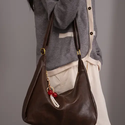 This elegant and fashionable handbag for women can be used as a shoulder bag or a crossbody bag. The adjustable shoulder strap makes it a perfect choice for casual gatherings and short trips with friends. Its large capacity design makes it easy to carry