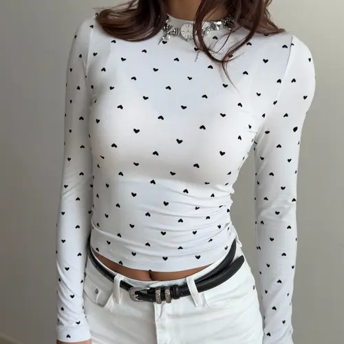 Heart Print Long Sleeve Top for Women Slim Fit Crop Shirt Stretchy Elastic Tee Y2K Aesthetic Cute Streetwear Outfit Casual Slim Fitted White Black Heart Pattern Blouse Chic Casual Fit