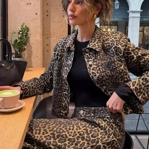 Fashion Washed Leopard Print Denim Jean Jacket Coats Outerwear for Women, Casual Long Sleeve Loose Fit, Button Fly Closure, All Seasons Wear Denim Jackets, Fashionable Outerwear