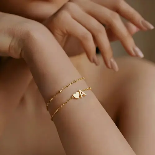 GANIA women's bracelet, made of 18K gold plating. Adjustable size, water-resistant, sweat-proof, color-resistant, sturdy multi-layer heart-shaped chain. Suitable for summer outfits. A-Z series letter bracelet. Fashionable beach accessory.