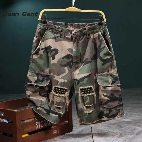 Men’s camouflage print shorts with patch pockets and a drawstring waist, street-style loose straight fit, comfortable and durable cotton fabric, suitable for outdoor everyday wear—summer men’s distinctive bottoms.