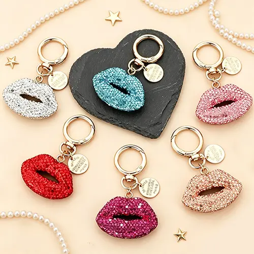 Handmade lip-shaped keychain, minimalist style, perfect for women and children. It is an ideal accessory for bags, keychains, car keys, and phone straps.