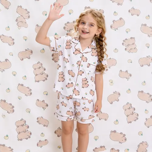 2-piece set of children's clothing for boys and girls, white background, full body, stacked Kapibala orange pattern print, short sleeved shorts, soft and comfortable lapel design, small pocket top, elastic waistband, home children's clothing, pajamas set
