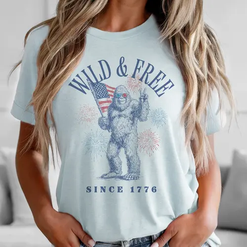 Vintage USA Tee Retro Wild and Free Bigfoot Sweatshirt Patriotic Sasquatch Flag Tshirt Freedom 4th of July Pullover Unisex Casual Sublimation Top Holiday Independence Day Shirt