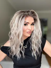 AISOM Mila Buttercream Blonde Water Wave Free Part Glueless Lace Front Wig with Scandinavian Hairline Low Density 16 Inches Brown Highlight Blonde Synthetic Lace Wig