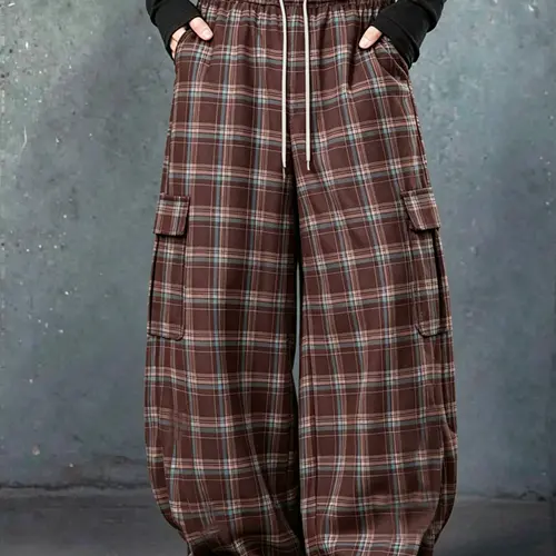 Unisex vintage plaid cargo pants—Y2K-style loose wide-leg long pants with an elastic waistband and casual streetwear vibe. Brown plaid loose fit that doesn’t cling or trap sweat; pairs well with sweatshirts, jackets, or sneakers for an effortless American