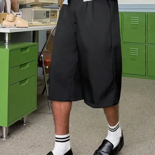 Men’s black pleated wide-leg suit shorts — Business casual, street style, loose fit, clean fit; minimalist relaxed design for commuting and office wear; versatile streetwear; lightweight everyday casual style.