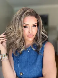 AISOM New Release Katie Sunkissed Glow Short Wave 12 Inches for Summer Low Density 120% 13x4 Free Part Synthetic Lace Front Wig for Women