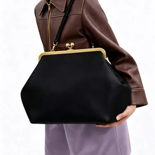 Leisure retro minimalist practical handbag, large capacity elegant niche design shoulder bag, colorful stripes and solid color decorative patterns, suitable for daily commuting and seaside vacations