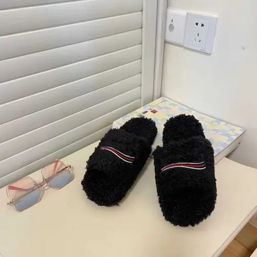 2026 men women Slippers Ladies Winter Fur Fluffy Furry Warm Letters Sandals Breathable Lightweight Comfortable Fuzzy Girl Flip Flop Slipper