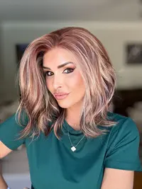 AISOM Katie Honey Chestnut Short Wave 13x4 Lace Front Wig for Summer 12 Inches Low Density 120% Heat Friendly Synthetic Lace Wigs for Daily Use