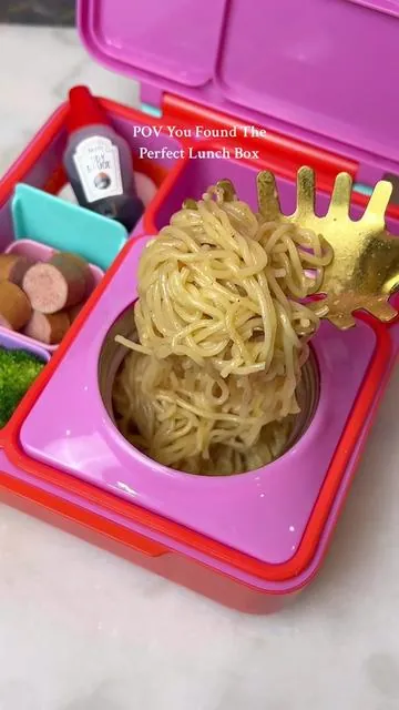 This lunch box is a game changer 😍 Her hot food stays warm!  #asmr #schoollunch #bento #packinglunch #momlife #kidslunchideas #easylunchideas #schoollunch #organizedhome Video description: mom packing school lunch for child; fridge organization; pantry organization; kitchen organization; bento box lunch ideas.
