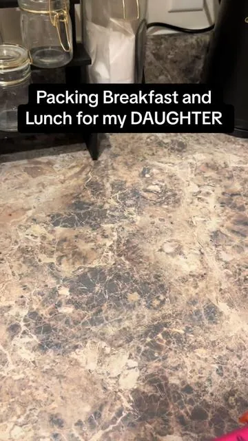 Packing lunch for my daughter. #suchagirlmom #whatieatinaday #explore #milso #lunchideas #schoollunch #elementaryschool #bentobox #mom #momsoftiktok #trending #omie #omielunch #packinglunchformykid #fyp 