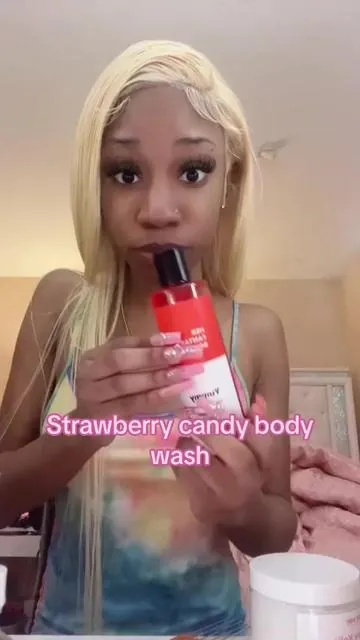 Buy this body wash if u wanna smell like strawberries 😊 #fyp #herfantasybox #yummybodywash #strawberrybodywash 