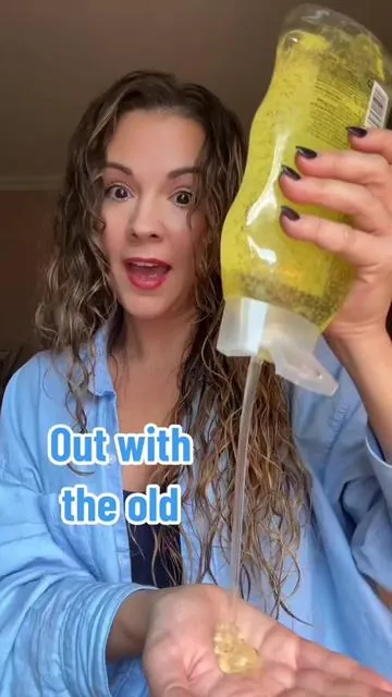 Out with the old & in with the new 🥳🎉  Dream Coat for Curly Hair is the future of wavy hair styling ☀️ Just one step to crunch-free, frizz-free locks! 😁 #colorwow #wavyhair #wavyhairstyle #wavyhairroutine #wavyhairtips #gelvsspray #hairtips 