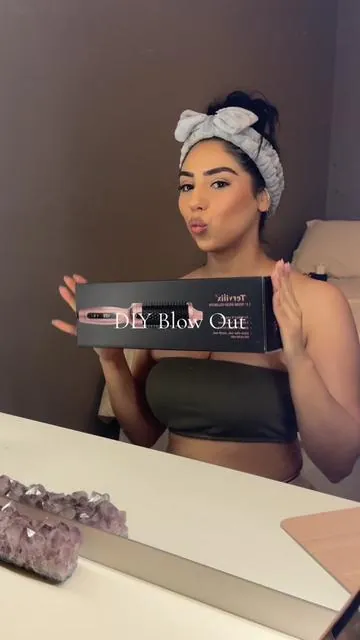 a blow out at home with the viral tiktok shop hot brush 😍 #viralhotbrush #blowoutdiy #diyblowout #holidayhair #christmasgrwm #tiktokshop #hairstyle #blowouthairtutorial #thermalbrush #heatedbrushstraightener #blowoutathome #fyp #merrychristmas2023 