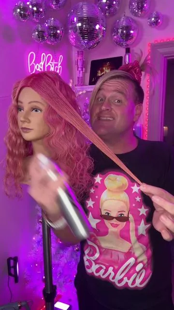 🤌 Best of all it leaves the hair SO SHINY besties!!!!! ✨ #heatprotectant #heatprotectantspray #colorwow #hairspray #makecurlslast #easyhairstyles #hairtok2024 #hairstylisthacks 