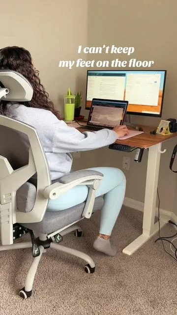 I really do enjoy this chair, the fact that I can sit in so many different positions is a win for me.  . . #ergonomicchair #wfh #wfhsetup 