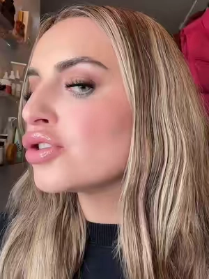 Replying to @Lindsay Altaras ok but really the colors are the best im surprised theyre not the hard ones to find!!! #TikTokMadeMeBuylt #nyx #ducklips #duckplump #plumpinglipgloss #lipfiller #BeautyTok #makeuptok #affordablemakeup #makeupmusthaves #bestmakeupproducts #lipplumper 
