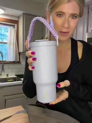 Throw it in your bag and go! No leaks! Keeps your drink hot for 8 hours, iced 6 hours and 24 hours cold.  #meoky #meokyhotcold #icehot #builtinstraw #tumblerwithhandle #beverageonthego #viralmeoky #tiktokshopflashsale 