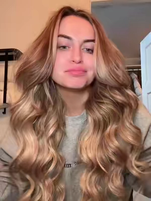 WHAT HOW IS THIS REAL LIFE?!?! catch me doing this literallg everyday #tiktokmademedoit #BeautyTok #hairhacks #heatlesscurls #overnightcurls #hairtok #hairtutorial #curlscheck #curlyhair #tiktokmademebuyit #blowoututorial #blowout 