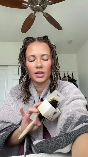 I can’t stand when my curls are frizzy but this brush gave me such defined curls that lasted all day!!💖 #curly #hair haircare #curls #curlyhair #curlyhairtutorial #curlhack #bouncecurlbrush #bouncecurl #tiktokshopping #shortcurlyhair