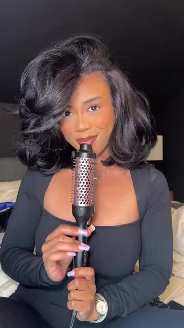 Would you believe me if I told you I did my hair without a mirror…while sitting in bed?! I impressed myself too;)  #wavytalk #thermalbrush #blowouthair #grwmhairedition #hairmodel 