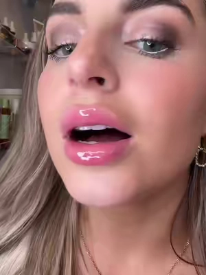 Wet technology is INSANE!!! When I think I like glimmer and shimmer, the makeup world goes nope, we want you to look like youre reflecting off the water 😂 #trendingmakeup #newmakeup #newproductalert #tartecosmetics #tiktokmademebuyit #maracuja #lipvinyls #maracujajuicylipplump #BeautyTok #makeuptok #mua #lipgloss #makeuptutorial 