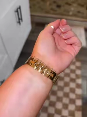 This iS SO FREAKING CUTE!!!! Hello aesthetic Apple Watch bands in 2024  #applewatchhacks #applewatchbands #missair #jewlerytok #tiktokmademebuyit #watchbands #applewatch #goldwatch #goldjewelry #goldwatchband