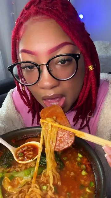Stew Type Ramen is the besttt 😮‍💨 #bloompartner @Bloom Nutrition #mukbang #asmr #ramen #ramenmukbang #cheeseyramen #spicyramen #buldak #buldakramen 