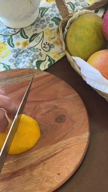 No necesitas tener experiencia para hacer este bellísimo postre de mango. Es facilísimo, rapidísimo y sobre todo deliciosisismo. No se te olvide darle guardar para que no te pierda. La receta con lujo de detalle está en mi instagram,  te veo por alla.  Los ingredientes están aquí más abajo 👇🏻 Este postre es una excelente opción para consentir el paladar de mamá ¿Ya tienes su regalo? El enlace de mis charolas bellisimas color rosa lo encuentran también por aqui, una excelente opcion para un regalito para ese dia de las madres, no hay nada más inspirador que cocinar con herramientas bonitas 😍  Si tienes preguntas déjamelas por aquí en los comentarios 🫶🏻🌼 🥭 Para la base: 300gr de galletas mixtas  120gr mantequilla derretida 2 gr de sal fina / 1 pizca de sal fina Ralladura de naranja  Ralladura de limón 🥭 Para el relleno: 600gr de Pulpa de mango  3 cds de Jugo de limón  4 yemas de huevo 375gr leche condensada/ 1 lata  🥭Para la decoración: Rollitos de mango Flores comestibles  Ralladura de limon  Crema montada, crema chantilly o merengue 1:2  #recetas #cheesecake #cheesecakemango #postresfaciles #postresdeliciosos #recetasdemango #recetasdepostres #cheesecakedemango #recetastiktok #recetasfaciles #pasteldequeso #CapCut @KITEXPERT 