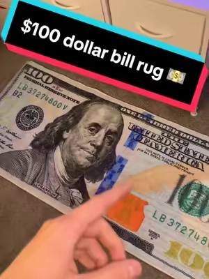 $100 bill rug, perfect for room decoration 🔥💵 lmk if you guys fw it #money #roomdecor #roomdecoration #alfombra #rugtok #fypage #review #moneyspread #moneymindset #dinero #dinerotiktok 