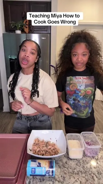 "Teaching @Miya Nevaeh ❤️  how to cook goes wrong. She dropped the food 😤 #bakeware #bakewithme #nonstick #cookbreakfastwithme #cookwithus #wto #miyanevaeh #tiktokshop #tiktokmademebuyit 