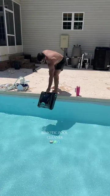 If you have a pool YOU NEED THIS🫨🙌🏼👏🏼🤖🧼💦#pool #robot #cleantok #clean #cleaning #tiktokshop #momsoftiktok #family #vlog #fyp #relatable #trending #viral 