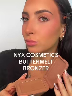 blends like butta 🧈 ✨ @NYX Professional Makeup buttermelt bronzers give a seamless blend and bronze to the skin! ✨ wearing shade “deserve butta” 🧈 Super Group Day is June 12-18 #nyxcosmeticspartner #beautysuperstars #supergroupday #nyxcosmetics #buttermeltbronzer #nyxbuttermeltbronzer #nyxbuttermelt #ttsacl #affordablemakeup #bronzer #affordablebronzer 