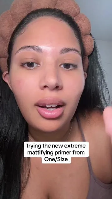 holy crapppppp they didnt lie when they said this SUCKS the oil out of your face! But my makeup looks so good 😭 @ONE SIZE BEAUTY #onesizebeauty #oilsucker #mattemakeup #primer #matteprimer #makeuptips #oilyskin #newmakeup 