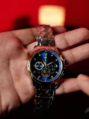 El reloj que te hará ver como todo un viejón empresario. Elegante, resistente al agua y con dial luminoso. ¡No te quedes sin el tuyo! ⏱️ #RelojDeLujo #EstiloViejón #RelojResistente   #ModaMasculina #RegaloPerfecto #RelojResistente #AccesoriosHombre  #Estilo #Elegancia 