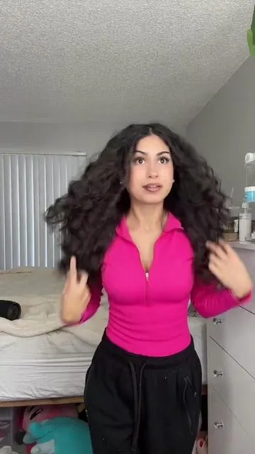 Leaves your hair super straight and doesnt leave it dry or stiff 😌it leaves it shiny 💎and silky smooth i love it its the best🩷👏🏻 @wavytalkofficial #wavytalk #wavytalkhair #hairstraightener #hairstraightener #besthairstraightner #curlyhair #straighthair #hairtools #b2swithwavytalk #tiktokshopbacktoschool #straightencurlyhair #titaniumhairstraightener #glasshair #silkyhair #healthyhair #newhairstraightener 