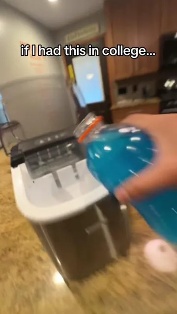 My dorm could have definitely used this ice maker 🤣🤦🏻‍♂️ #icemaker #dorm #dormlife #dormtour #icemakermachine #icemachine 