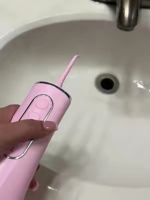 Me encanto el color es super cute 💗🎀🤩nunca tendras mal aliento con esto !!! #waterflosser #teethcleaning #teethcleaner #f #foryoupage #tiktokshop #shopdeals #hilodental #hilodentaldeagua #brackets #bracket #oralhealth #oralhygiene #oralcare #flossing#irrigacion #limpiadordedientes #limpiador #oralirrigator @MySmile_US 