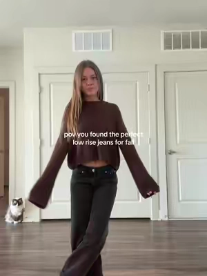 kitty watching me in the back 🤭